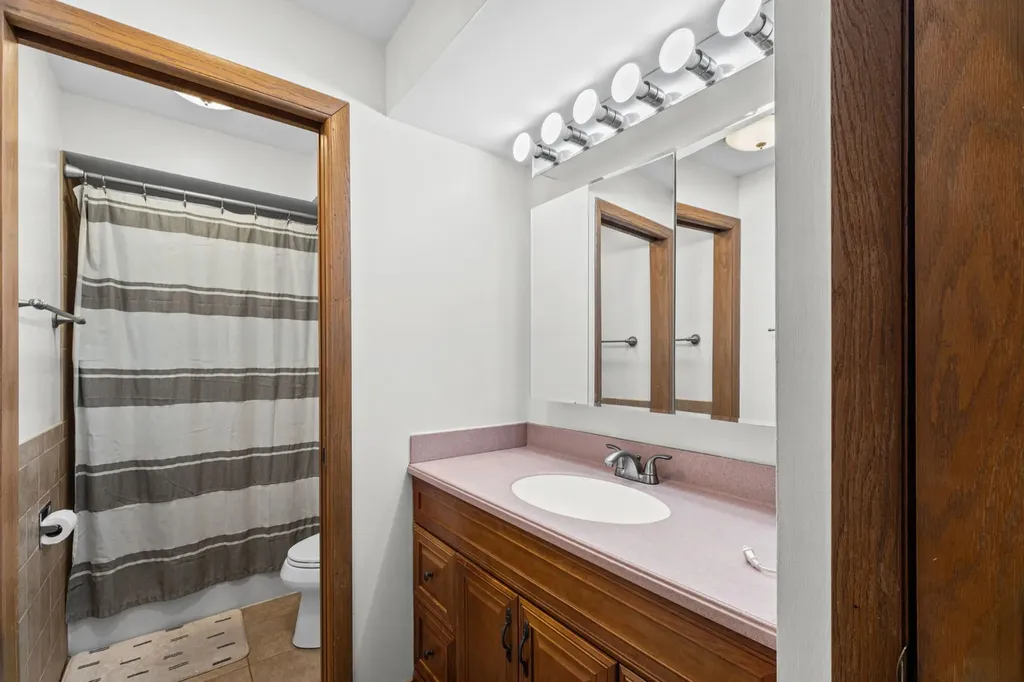 6811 North Olmsted Avenue Chicago IL 60631