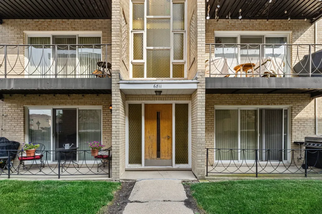 6811 North Olmsted Avenue Chicago IL 60631