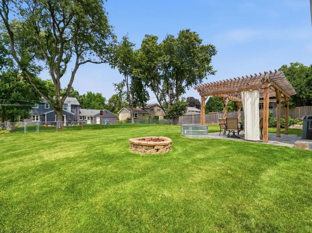 916 Stratford Lane Downers Grove IL 60516