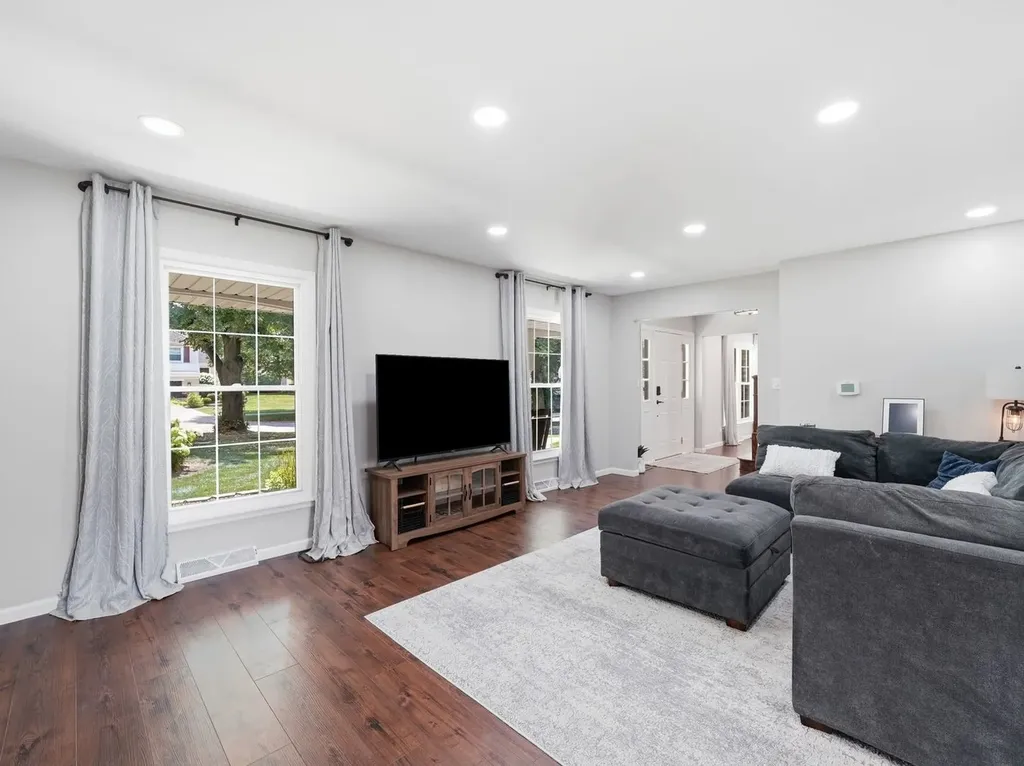 916 Stratford Lane Downers Grove IL 60516