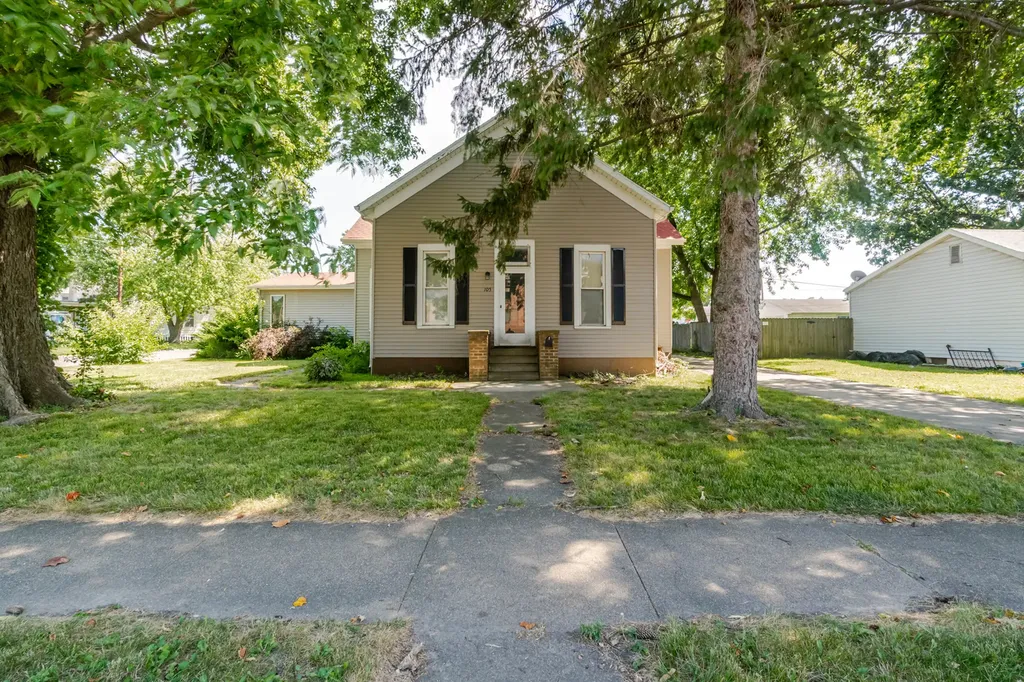 105 7TH Street Lincoln IL 62656