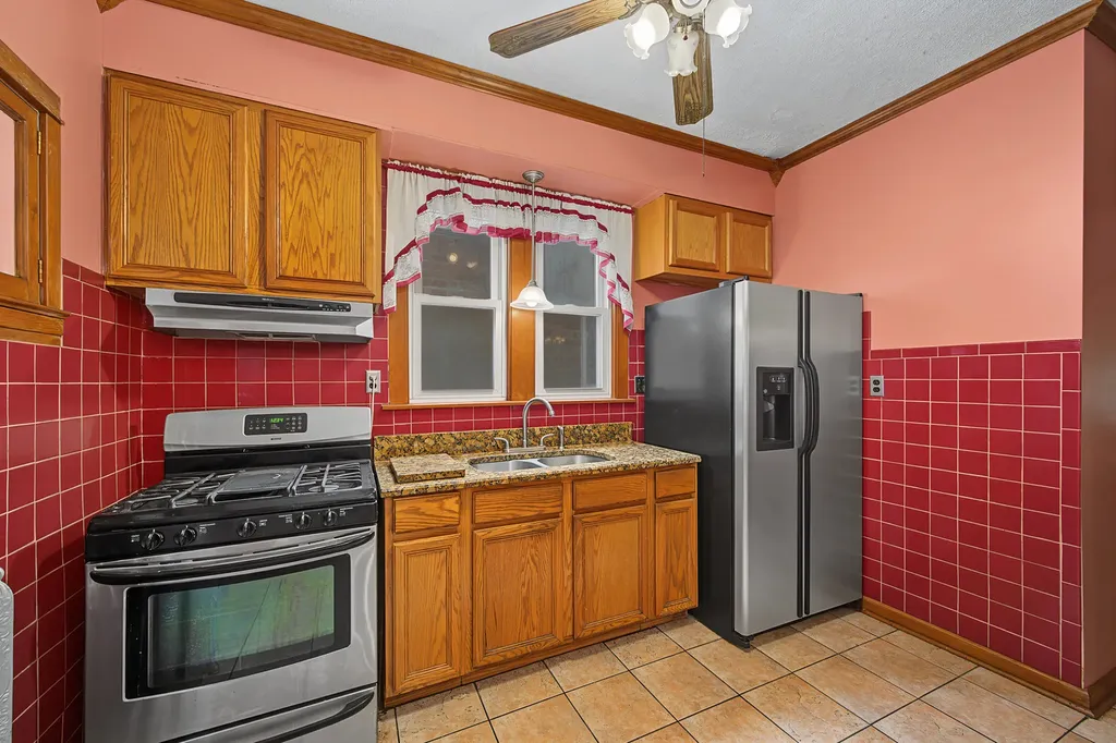 9860 South Avenue H Chicago IL 60617