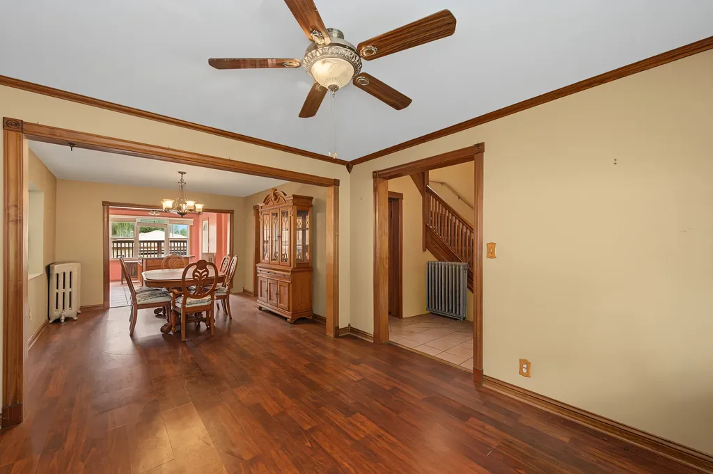 9860 South Avenue H Chicago IL 60617