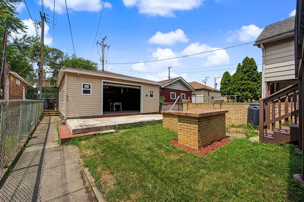 9860 South Avenue H Chicago IL 60617