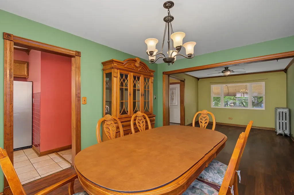 9860 South Avenue H Chicago IL 60617