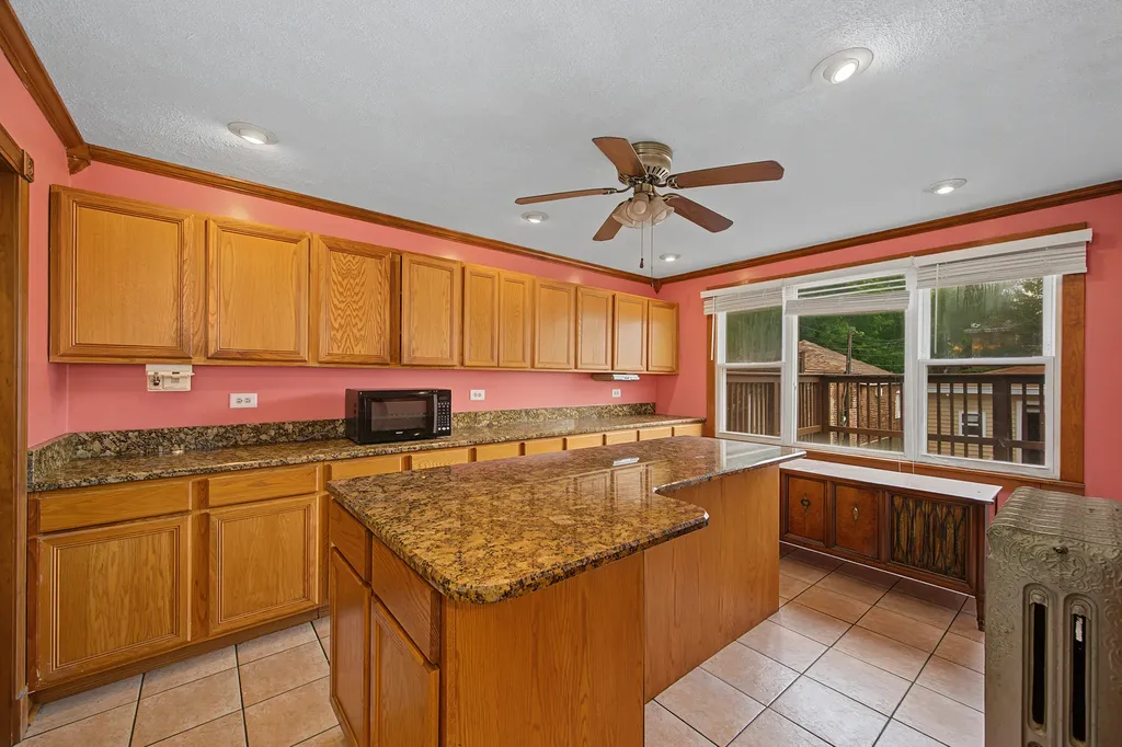 9860 South Avenue H Chicago IL 60617