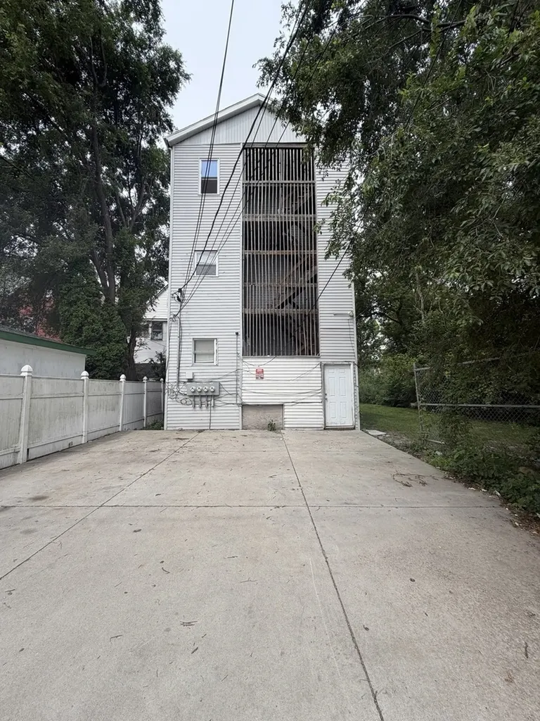 8835 South Commercial Avenue Chicago IL 60617