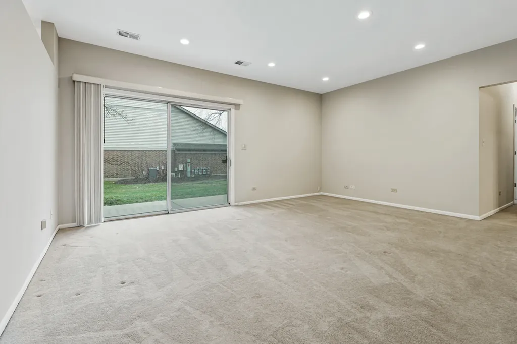 1665 Commodore Court Schaumburg IL 60193