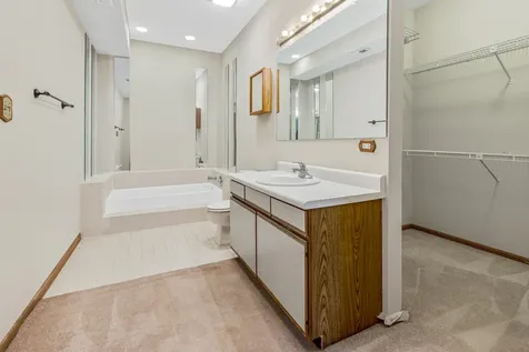 1665 Commodore Court Schaumburg IL 60193