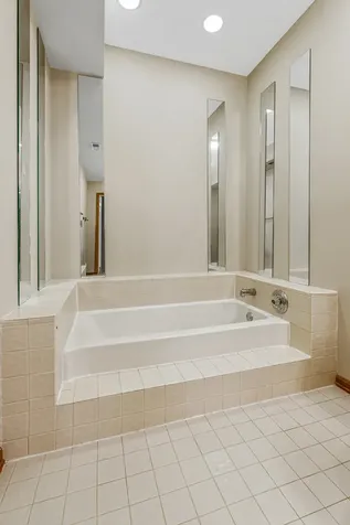 1665 Commodore Court Schaumburg IL 60193