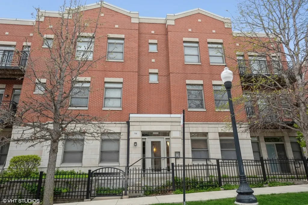 758 West 15th Street Chicago IL 60607