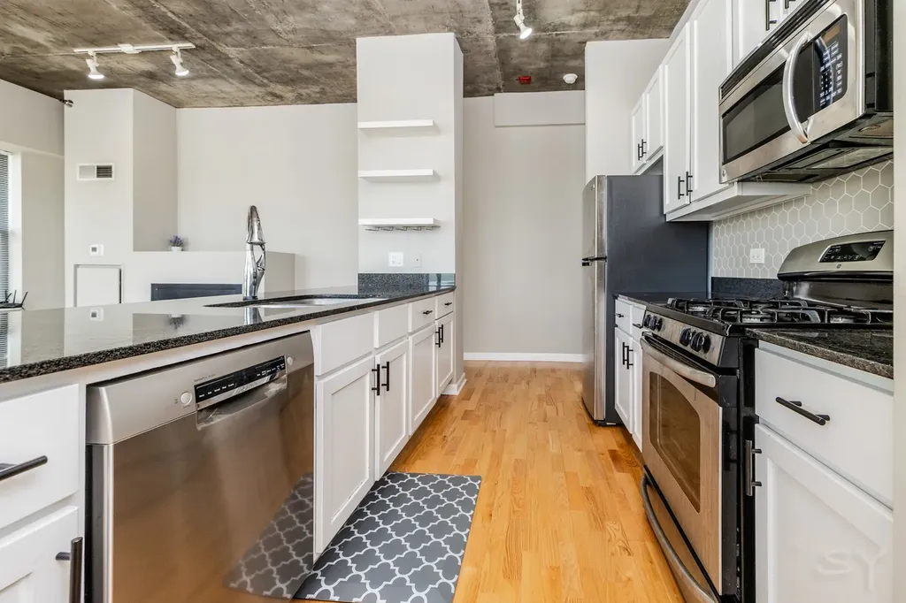 1122 West Catalpa Avenue Chicago IL 60640