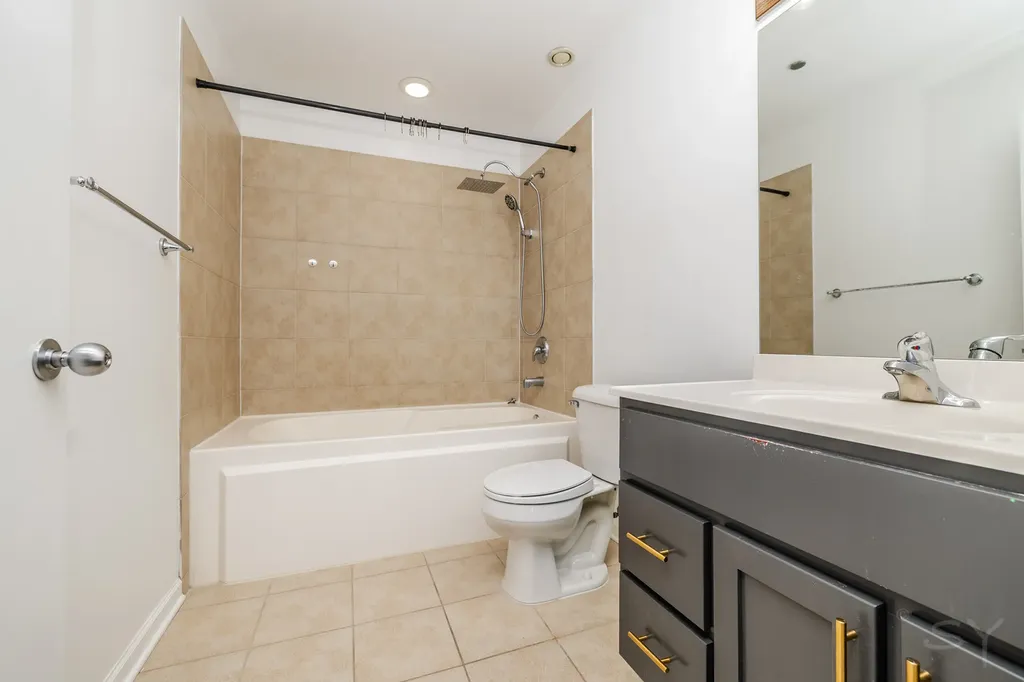 1122 West Catalpa Avenue Chicago IL 60640