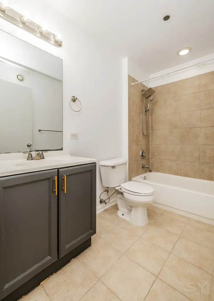 1122 West Catalpa Avenue Chicago IL 60640