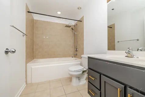 1122 West Catalpa Avenue Chicago IL 60640