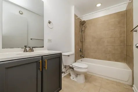1122 West Catalpa Avenue Chicago IL 60640