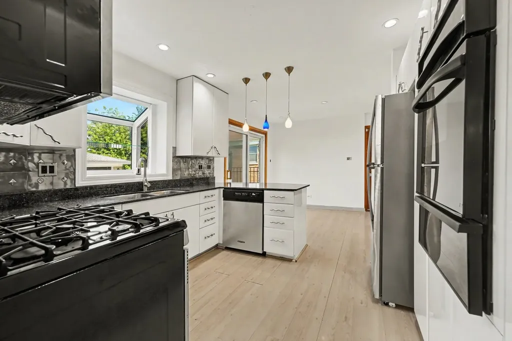 10324 South Claremont Avenue Chicago IL 60643