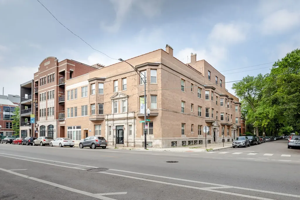 811 West Lill Avenue Chicago IL 60614