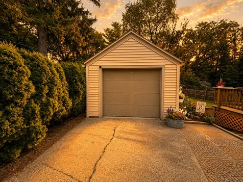 325 Oak Knolls Avenue Rockford IL 61107