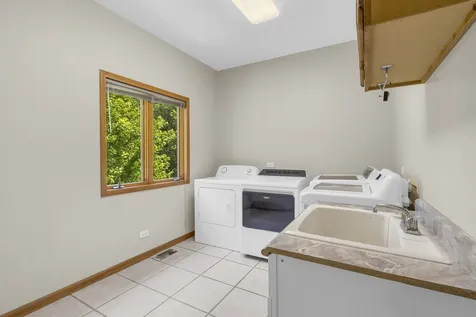 2 Echowood Drive Algonquin IL 60102