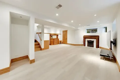 3752 North Wayne Avenue Chicago IL 60613