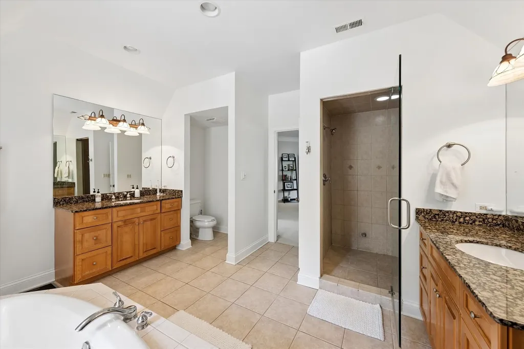 678 Oak Street Glen Ellyn IL 60137