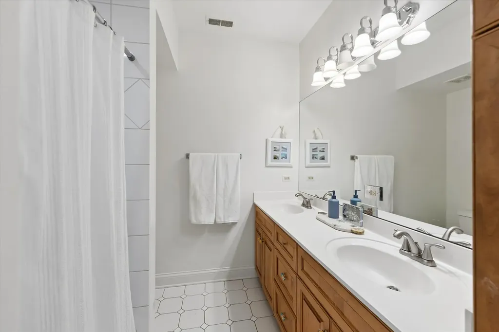 678 Oak Street Glen Ellyn IL 60137