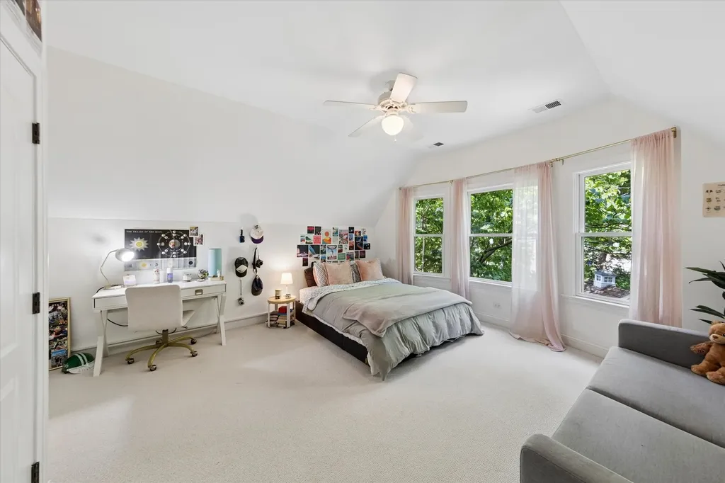 678 Oak Street Glen Ellyn IL 60137
