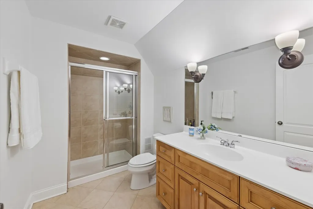 678 Oak Street Glen Ellyn IL 60137