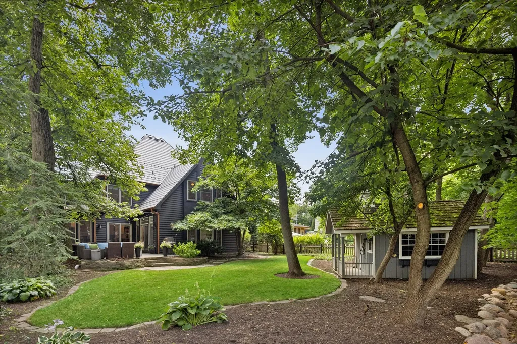 678 Oak Street Glen Ellyn IL 60137