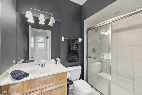 678 Oak Street Glen Ellyn IL 60137