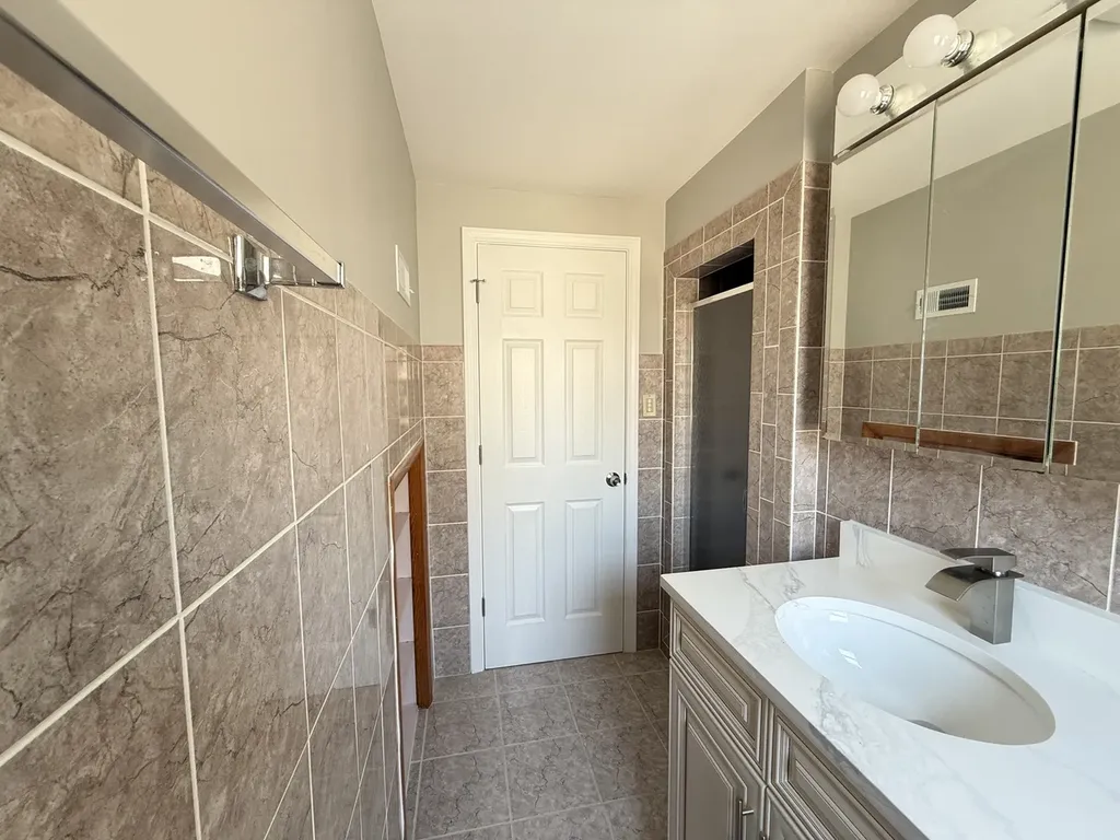 7119 North Merrimac Avenue Chicago IL 60646