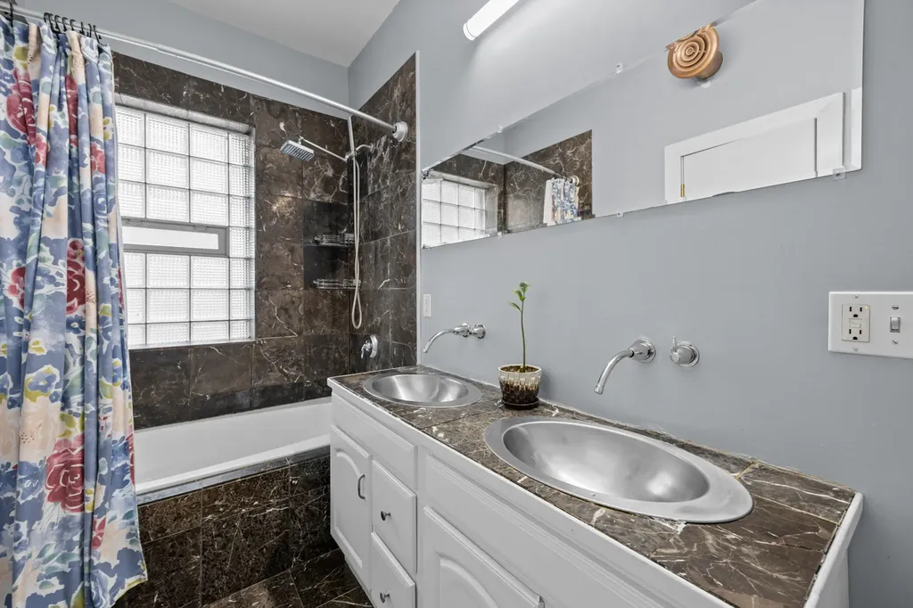 7722 North Paulina Street Chicago IL 60626