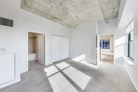 1122 West Catalpa Avenue Chicago IL 60640