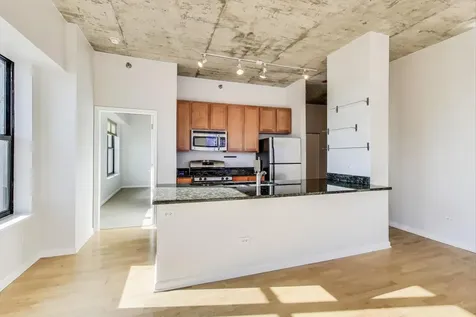 1122 West Catalpa Avenue Chicago IL 60640