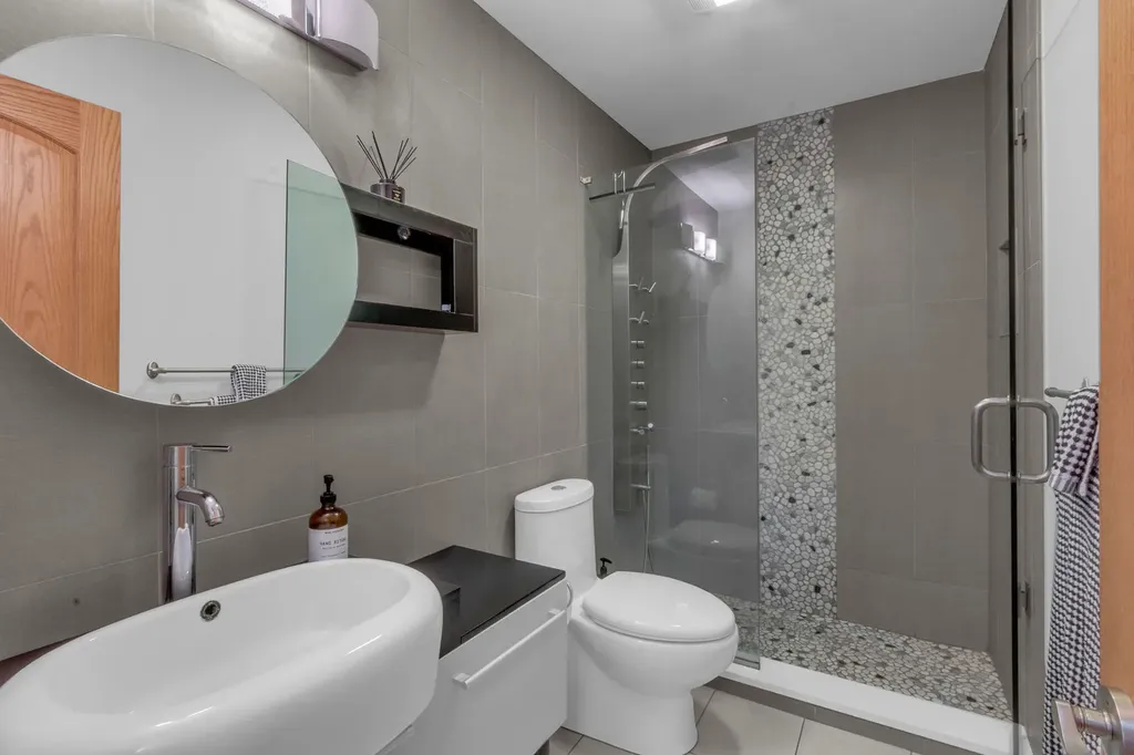 17W544 Sutton Place Darien IL 60561