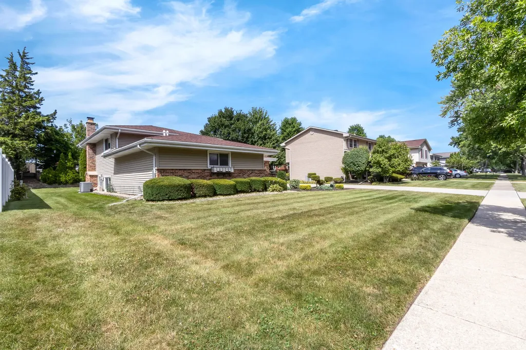 17W544 Sutton Place Darien IL 60561