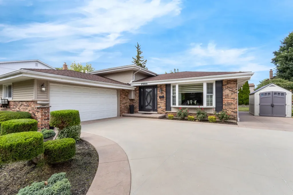 17W544 Sutton Place Darien IL 60561