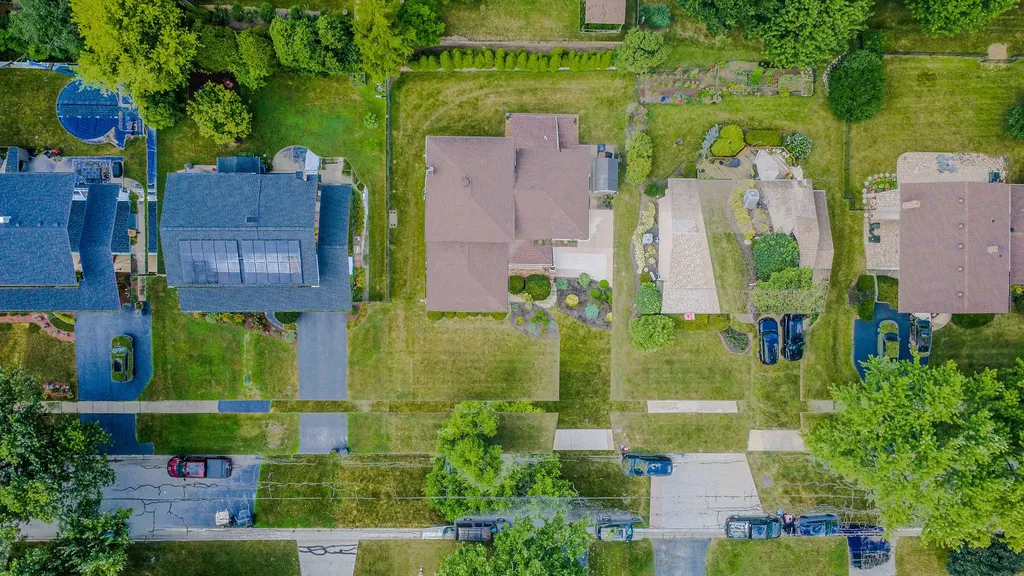 17W544 Sutton Place Darien IL 60561