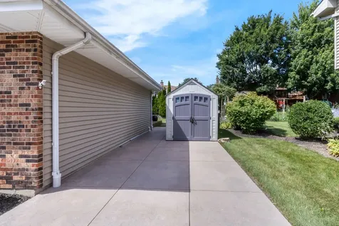 17W544 Sutton Place Darien IL 60561