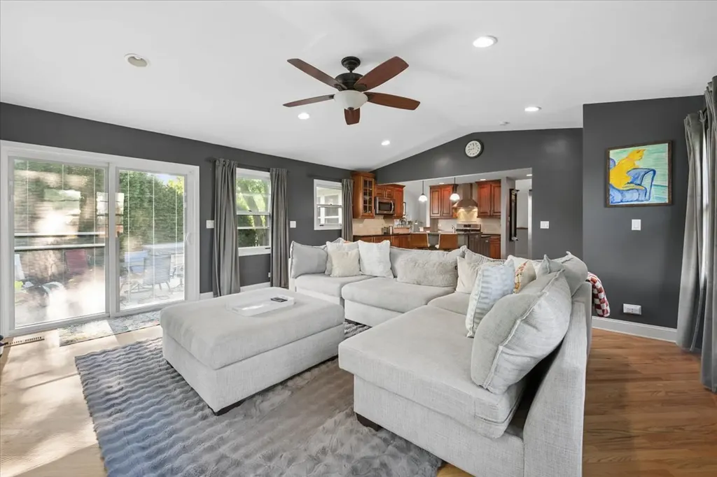 725 Buffalo Circle Carol Stream IL 60188