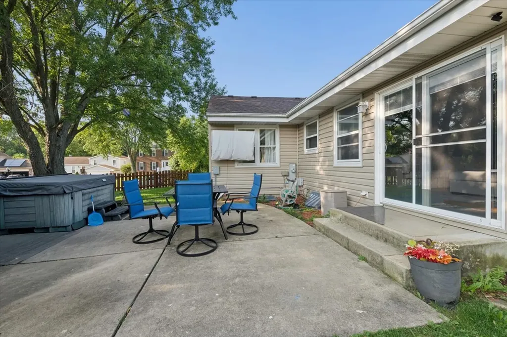 725 Buffalo Circle Carol Stream IL 60188