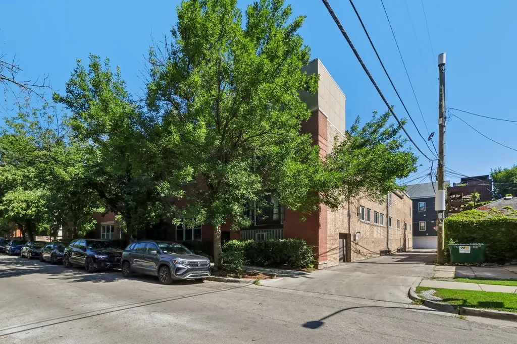 1133 West Cornelia Avenue Chicago IL 60657