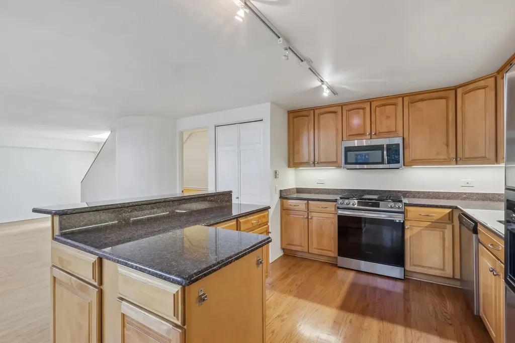 1133 West Cornelia Avenue Chicago IL 60657