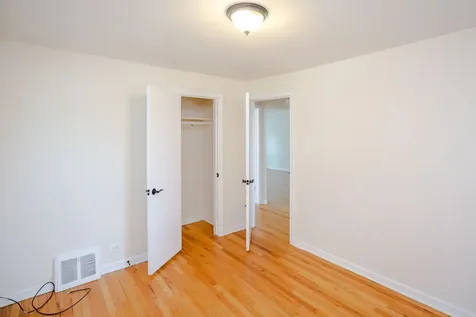 4262 West Nelson Street Chicago IL 60641