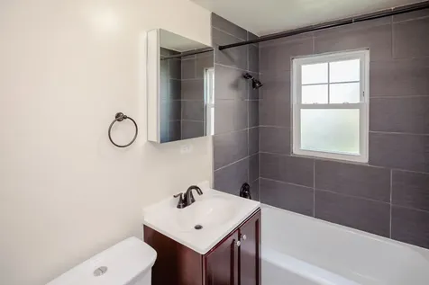 4262 West Nelson Street Chicago IL 60641