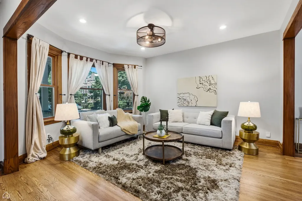 3757 North Bosworth Avenue Chicago IL 60613
