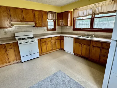 1521 1ST Street Peru IL 61354