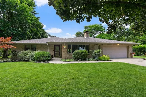 1395 Oakland Drive Sycamore IL 60178
