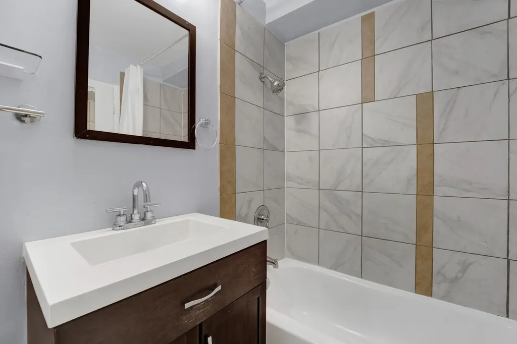 6118 North Sheridan Road Chicago IL 60660